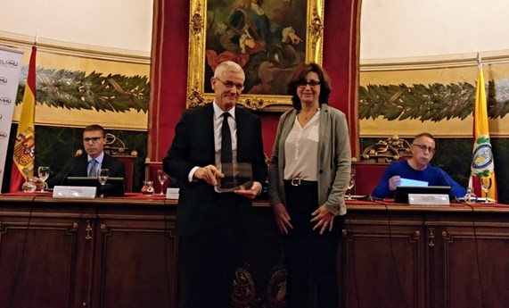Joan Albert Barberà, recibe el premio a la 'Mejor trayectoria clínica en Enfermedades Raras' de AELMHU