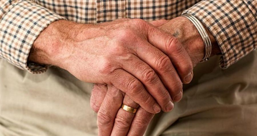 Los mayores de 60 años tuvieron menos ansiedad, depresión y estrés frente a los menores de esa edad durante la fase aguda de la COVID-19