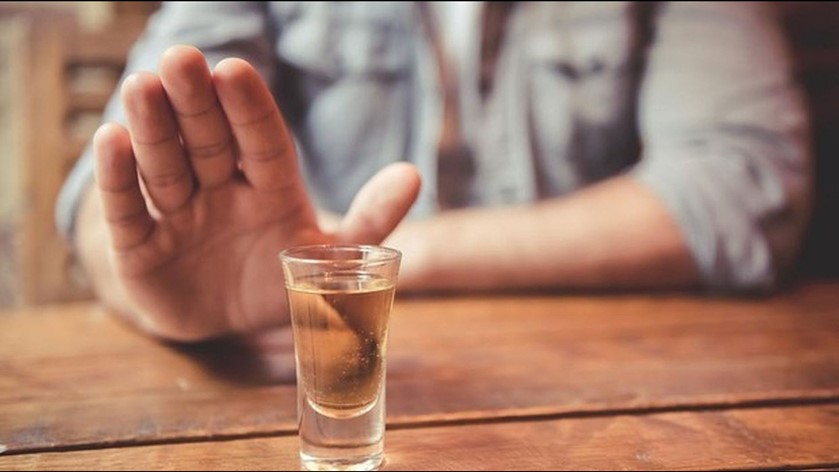 Beber un poco de alcohol no es beneficioso para la salud