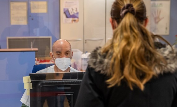 Las bajas temperaturas incrementan el riesgo de baja laboral, sobre todo en mujeres, jóvenes y profesionales del sector terciario Las bajas temperaturas incrementan el riesgo de baja laboral, sobre todo en mujeres, jóvenes y profesionales del sector terciario