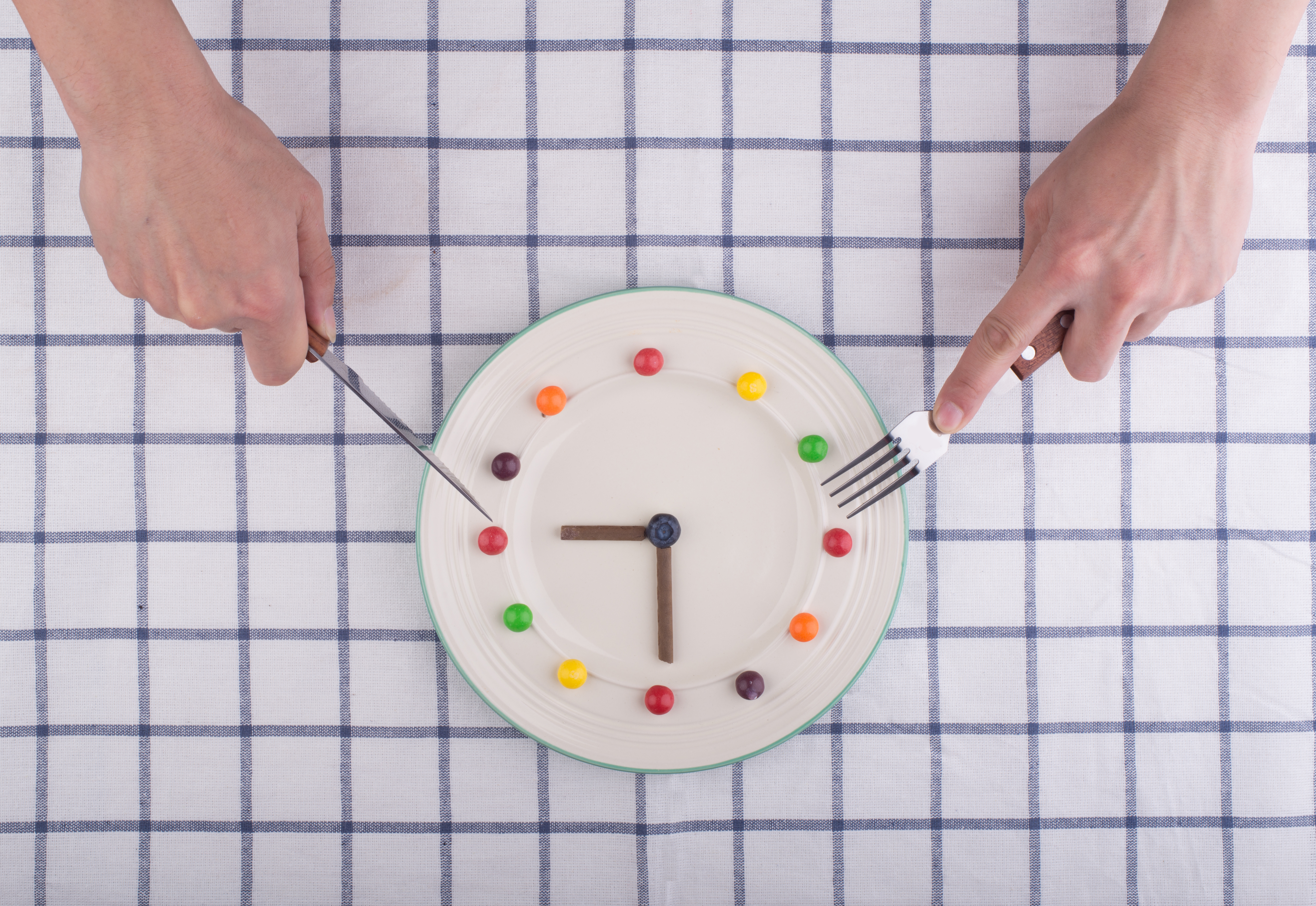 Realizar ayuno intermitente es eficaz para perder peso y mejora la salud cardiovascular en personas con problemas de obesidad