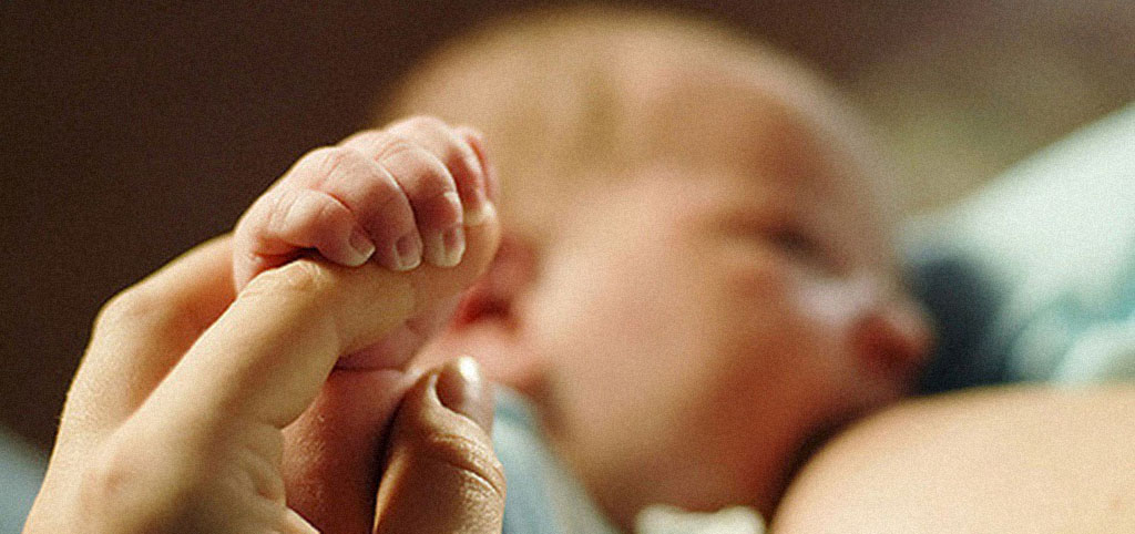Alargar la lactancia favorece el desarrollo cognitivo del bebé y podría protegerle de rasgos autistas